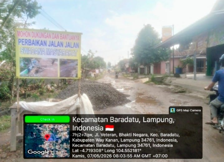 Tak Kunjung Diperbaiki,Jalan Veteran Kampung Bhakti Negara - Baradatu diperbaiki Warga secara Bergotong Royong*